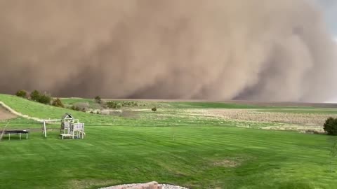 US: Wall Of Dust Approaches Sioux Falls As Storms Roll Through Eastern ...